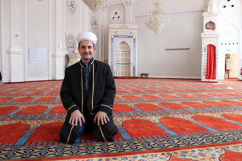 Stolz präsentiert Imam Ihsan Toköz die Süleymaniye-Moschee in der Dotzheimer Straße. Archivfoto: Erdal Aslan