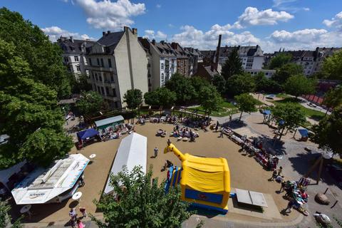 Der Wallufer Platz, hier beim Sommerfest des Karnevalclubs Rheingauviertel zum 33-järigen Betehen, soll  ein Denkmal für Kinderrechte erhalten. Archivfoto: Joachim Sobek