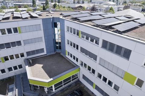 Das Merkant Bürogebäude im Petersweg wurde zur Flüchtlingsunterkunft umgebaut. Photovoltaik auf dem Dach sorgt für die Energieversorgung. 