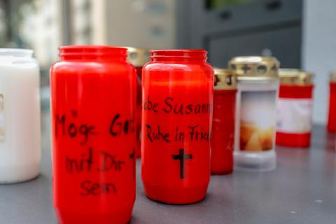 Kerzen erinnern an die getötete Susanna. Foto: dpa