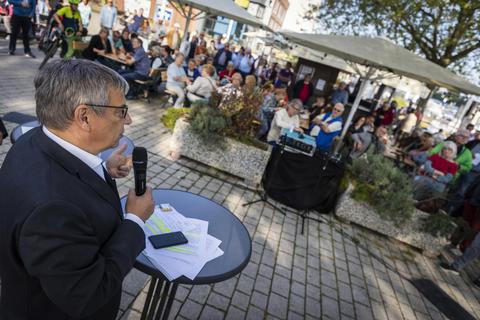 Vor großem Publikum steht Oberbürgermeister Gert-Uwe Mende in Schierstein Rede und Antwort. Foto: Tim Würz