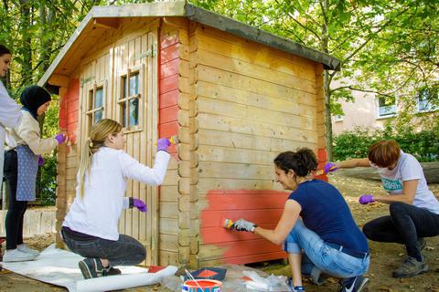 In diesem Jahr sind die Projekte kleiner als gewöhnlich, und es gibt weniger „Begegnungsprojekte“. Stattdessen wird draußen gewerkelt, aufgeräumt und gebaut, so wie bei diesem Team der Soka-Bau an der Kita Schlangenbader Straße. Foto: Petra Killick