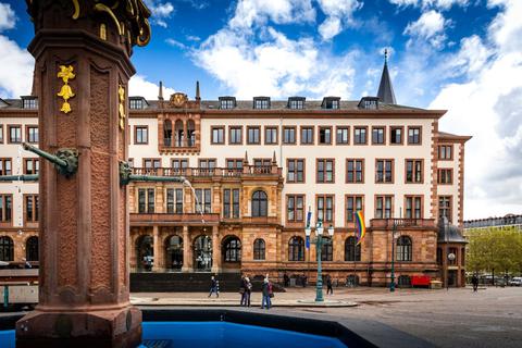 Das Viererbündnis aus Grünen, SPD, Linke und Volt will die Wiesbadener Stadtspitze völlig neu ordnen. Foto: Lukas Görlach