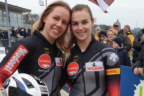 Kim Kalicki (rechts) und ihre Bremserin Kira Lipperheide strahlen nach dem Gewinn des Junioren-WM-Titels.  Foto: Erica Fischbach