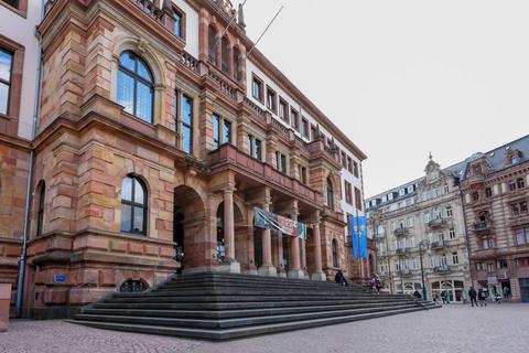 Bis zum Ablauf des Doppelhaushalts 2024/2025 muss die Stadt Wiesbaden wieder einen ausgeglichenen Haushalt hinbekommen. Angesichts der nun geplanten Defizite wird das eine knifflige Aufgabe. Archivfoto: Halisch