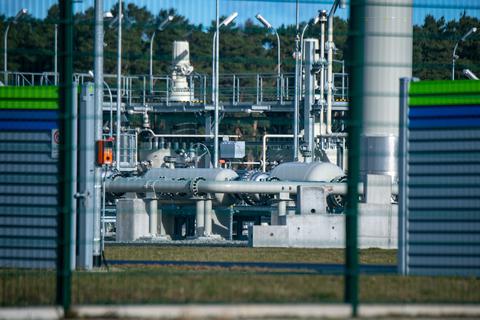 Blick auf Rohrsysteme und Absperrvorrichtungen in der Gasempfangsstation der Ostseepipeline Nord Stream 2 in Mecklenburg-Vorpommern.  Foto: dpa