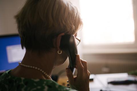 Menschen jedes Alters melden sich mit ihren Sorgen bei der Telefonseelsorge – und finden dort ein offenes Ohr.