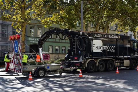Bei den Grabungen wird mit einem großen Saugbagger gearbeitet, um das Wurzelwerk möglichst wenig zu beschädigen. Foto: Volker Watschounek