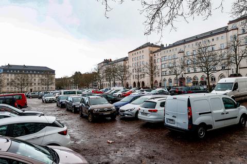 Die vielen Autos auf dem Elsässer Platz könnten gemäß der Pläne zur Umgestaltung bald verschwunden sein und einer Grünfläche weichen. Foto: Sascha Lotz