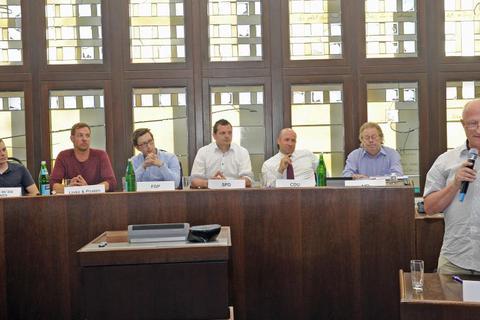 Kontrovers, aber sachlich: Die Bundestagsdirektkandidaten Felix Möller (Grüne), Adrian Gabriel (Linke), Lucas Schwalbach (FDP), Simon Rottloff (SPD), Ingmar Jung (CDU) und Michael Goebel (Kandidat der AfD) diskutieren mit Moderator Manfred Knispel (von links) im Wiesbadener Rathaus.Foto: wita/Paul Müller  Foto: wita/Paul Müller