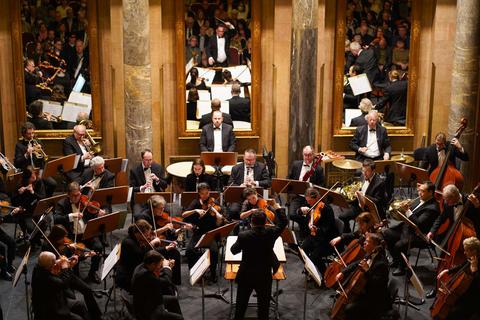 Peter Zelienka dirigiert erstmals das Neujahrskonzert des Johann Strauss-Orchesters Wiesbaden im Kurhaus. © Johannes Lay