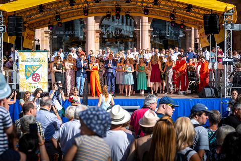 Weinmajestäten aus dem Rheingau sowie aus Kostheim und Brass Band-Rhythmen begleiteten die festliche Eröffnung der diesjährigen Weinwoche auf dem Schlossplatz.            Fotos: Lukas Görlach
