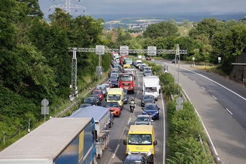 Stau auf der A66 an der Ausfahrt Wiesbaden-Biebrich aufgrund der Sperrung der Salzbachtalbrücke. Foto: Sascha Kopp