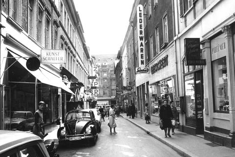 Die Faulbrunnenstraße im Jahr 1964. Hinten links sieht man das Schild von Latscha, zu diesem Zeitpunkt noch ein normaler Selbstbedienungsladen.