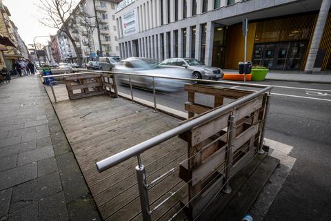 Auch in 2023 ist die Nutzung gastronomischer Außenflächen im öffentlichen Raum möglich. In der Moritzstraße haben sie sich bereits etabliert.