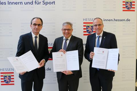 Finanzminister Michael Boddenberg, Wiesbadens Oberbürgermeister Gert-Uwe Mende und Innenminister Peter Beuth (von links) unterzeichneten die Absichtserklärung.