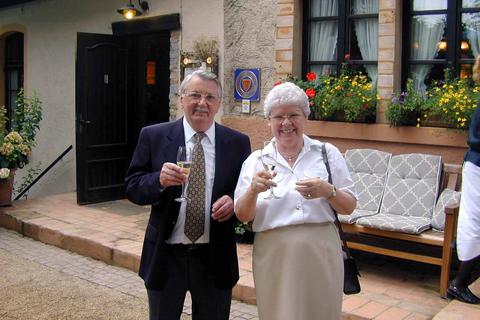 Haben gerne gemeinsam gefeiert: das Ehepaar Lieselotte und Wilhelm Fetz. Nach ihrem Tod haben die beiden drei Wiesbadener Einrichtungen mit einer großzügigen Spende bedacht.  Foto: Iris Altenkirch 