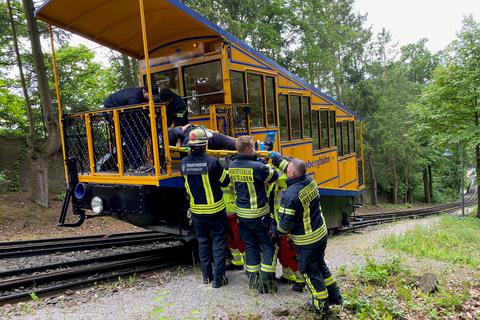 Einsatzkräfte der Wiesbadener Feuerwehr nutzen die Nerobergbahn, um einen Verletzten ins Tal zu befördern.