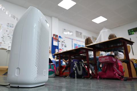 Ein Luftfilter steht in einem Klassenraum an der Schule. Symbolfoto: dpa