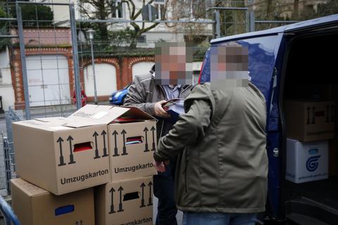 Die Ermittler packen in Nerotal Unterlagen ein. Foto: Lukas Görlach
