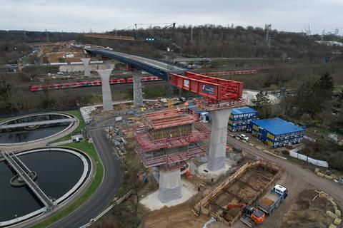 Der Überbau der südlichen Salzbachtalbrücke ist wieder einen Pfeiler weiter. Am Dienstag wurde die Stahlkonstruktion zum dritten Mal in Richtung Biebrich verschoben.