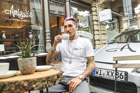 Tay Düz, Betreiber der „Amigos Coffee & Bar“ in der Nerostraße, ärgert sich über die Absage der Stadt, vor seinem Lokal Tische und Stühle aufzustellen. Foto: René Vigneron