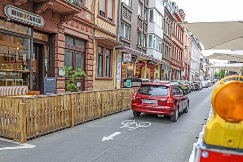 Aus dem Sonderfall "Parklets" soll nun der Regelfall werden. Mit der Neuregelung soll es aber auch Richtlinien für die Qualität der Außengastronomie-Bereiche geben. Hier ein Parklet-Beispiel aus der Nerostraße.