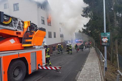 Eine Wohnung im ersten Obergeschoss stand in Flammen. Foto: Feuerwehr Wiesbaden 
