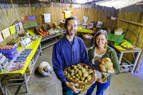 Landwirt Ditmar und Christine Kranz in ihrem Hofladen. Sie sind Biobauern und Direktvermarkter. Fotos: Sascha Kopp