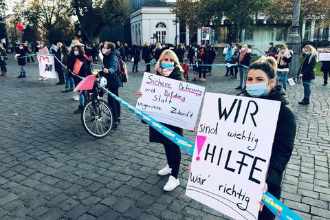 Mitarbeiter der Awo halten vor dem Wiesbadener Kurhaus eine Mahnwache ab. Foto: Sascha Kopp