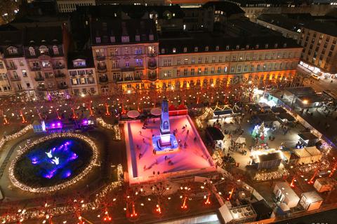 Infolge der Energiekrise sind weihnachtliche Eisbahnen gestrichen. Auf dem Luisenplatz bietet ab 22. November eine Kunststoff-Variante eine verträgliche Alternative.  