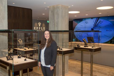 Natalie Ruppenthal, die Geschäftsführerin des Juweliers „Epple“ in der Wilhelmstraße, in den neu renovierten Geschäftsräumen.  Foto: Carsten Simon