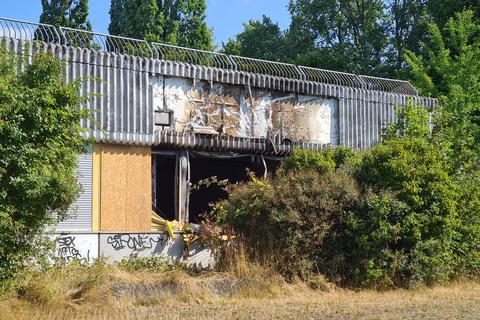 Deutliche Brandschäden sind am Morgen nach dem Feuer an der ehemaligen Carl-von-Ossietzky-Schule im Wiesbadener Stadtteil Klarenthal zu sehen. 