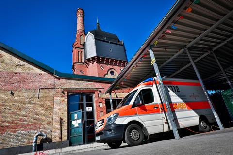 Ein Rettungswagen vor dem Kulturzentrum Schlachthof in Wiesbaden.  Foto: Lukas Görlach