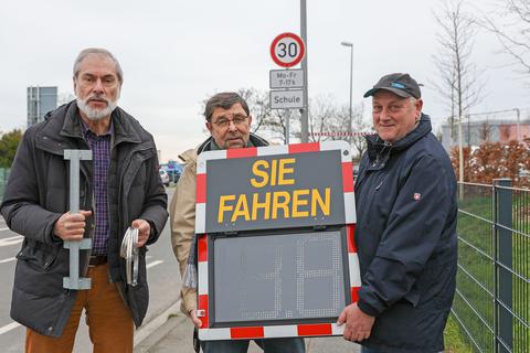 Die Stadt hat den OBR in Wiesbaden eine neue Vorgabe aufgedrückt, wie sie künftig Messtafeln für Geschwindigkeit in den Stadtteilen anbringen dürfen. (V. l. n. r ) Herbert Jus, Harald Kuntze, Harald Weber.