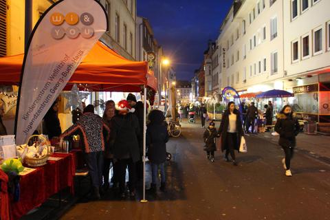 Die Einrichtung der Fußgängerzone in der Wellritzstraße sorgt beim Sternenzauberfest für ein ganz neues Feiererlebnis. Foto: Lara Tautz