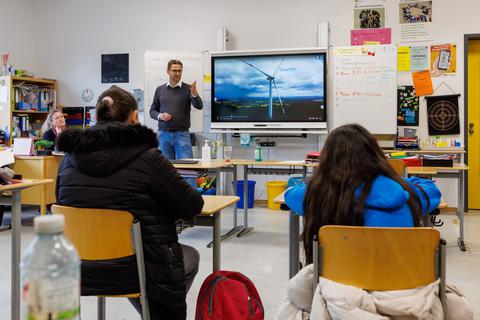    Florian Bienias , Kommunalmanager bei Süwag, spricht mit der 6b der Comeniusschule über Energie. Links hinten im Bild Klassenlehrerin Tünde Fuhrmann. 