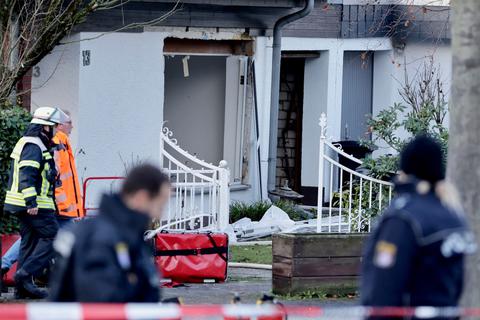 Durch die Wucht der Explosion wurden Fenster und Türen aus der Fassade gerissen.