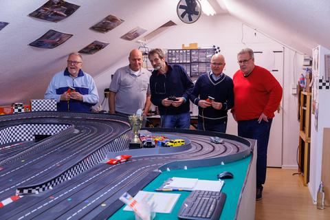 Dieter Rau (2. v.r.) betreibt mit Freunden eine gemeinschaftliche Carrera-Bahn-Anlage im Kohlheck. 