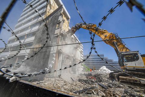Die vorbereitenden Arbeiten für den Abriss des ehemaligen Sozialministeriums haben begonnen.  Foto: Harald Kaster 