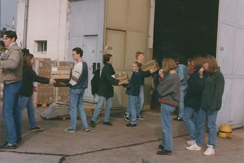 1991 begannen die Auszubildenden der R + V-Versicherung, die gleichzeitig Schüler von Maria von Pawelsz-Wolf waren, Hilfsgüter zu sammeln. Foto: Partnerschaftsverein Kamenez-Podolski