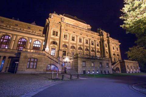 Das Staatstheater Wiesbaden könnte bald prominente Verstärkung aus Bayreuth bekommen. Archivfoto: Tobias Arhelger - stock.adobe.co