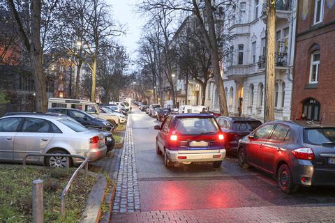 Ab nachmittags ist im Westend wie hier in der Scharnhorststraße nichts mehr frei. Der Parksuchverkehr nervt viele. Foto: René Vigneron