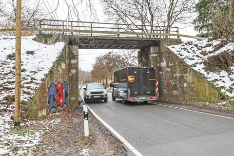 Ein Dauerbrenner in Auringen: Verkehrsteilnehmer kommen sich am Viadukt oft gefährlich nahe.