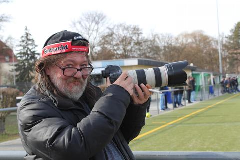 Udo Parker ist fester Bestandteil des FuPa-Fotografenteams, der Fußballplattform des Wiesbadener Kurier, und mittlerweile als Fußballfotograf bekannter als als Musiker. Foto: Inken Paletta