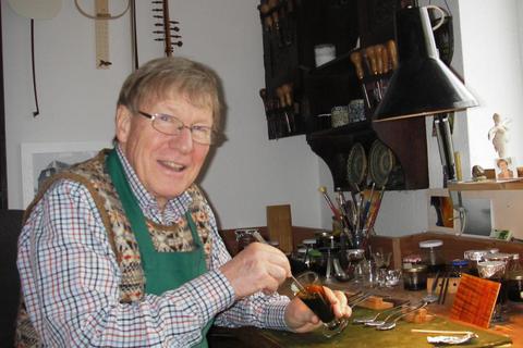 Christoph Götting in seiner Dotzheimer Werkstatt. Er hat als Restaurator wertvolle Erfahrungen gesammelt.  Foto: 