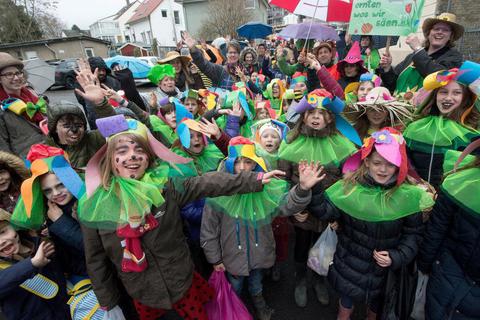 Lustige Mützen und grüne Kragen tragen die Pestalozzischüler beim Kinderzug. Foto: wita/Uwe Stotz  Foto: wita/Uwe Stotz