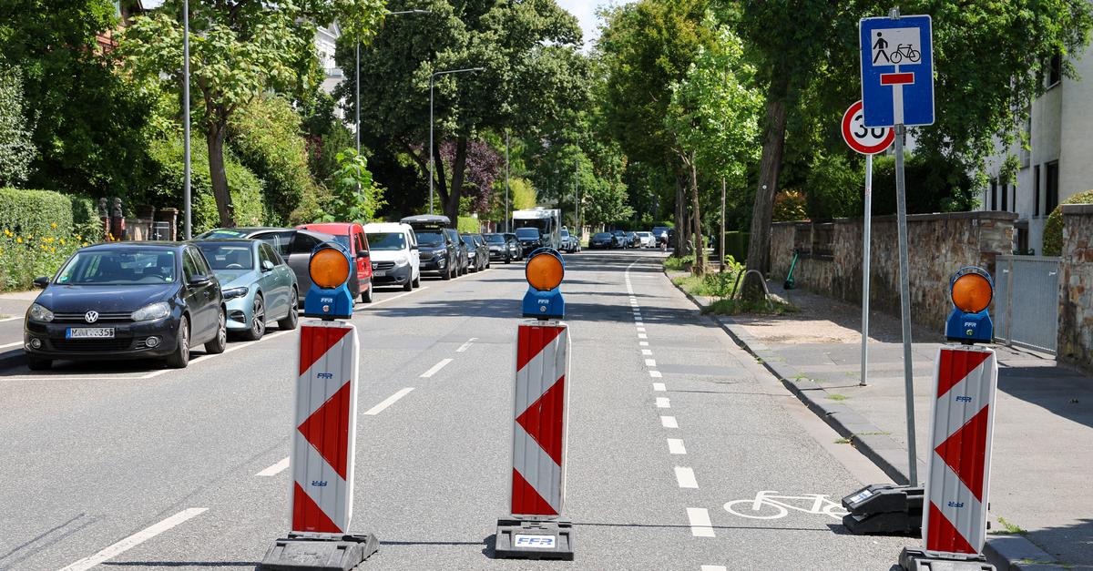Verkehrsversuch in Biebrich: Heftige Kritik an Absperrungen