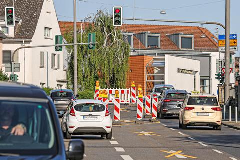 Mitte Juni soll es losgehen. Dann wird an der Baustelle in der Kreuzung Bierstadter Höhe / Patrickstraße, die in beide Richtungen aktuell nur eine Geradeausspur offenlässt, auch gearbeitet. René Vigneron