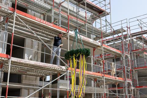 Projektleiter Pascal Druselmann verliest den Richtspruch für die beiden neuen Wohnhäuser in Bierstadt. Foto: Volker Watschounek